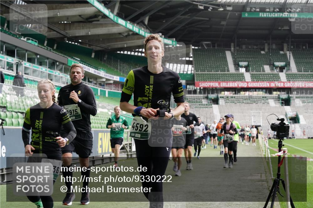 05.10.2025 - 20. swb-Marathon Bremen Michael Burmester http://msf.ph/oto/9330222 05.10.2025 13:00:12 Laufen im Stadion 47, 99, 226, 271, 283, 491, 498, 575, 627, 694, 860, 954, 978, 1017, 1116, 1471, 1525, 1548, 1606, 1806, 2007, 2504, 2518, 2609, 2745, 2782, 2866, 2915, 3040, 3086, 3087, 3104, 3160, 3169, 3177, 3230, 3237, 3293, 3549, 3592, 3605, 3783, 4034, 4035, 4046, 4181, 4202, 4220, 4536, 4592, 4661, 4824, 4879, 5493, 5610, 5627, 6126, 6208, 6389, 6439, 6536, 6636, 6674, 6704, 6762, 6881, 7295, 7307, 7421, 7537, 7598, 7679, 8258, 8372, 8699, 8981, 9072, 27, 807, 1043, 1516, 1598 meine-sportfotos.de