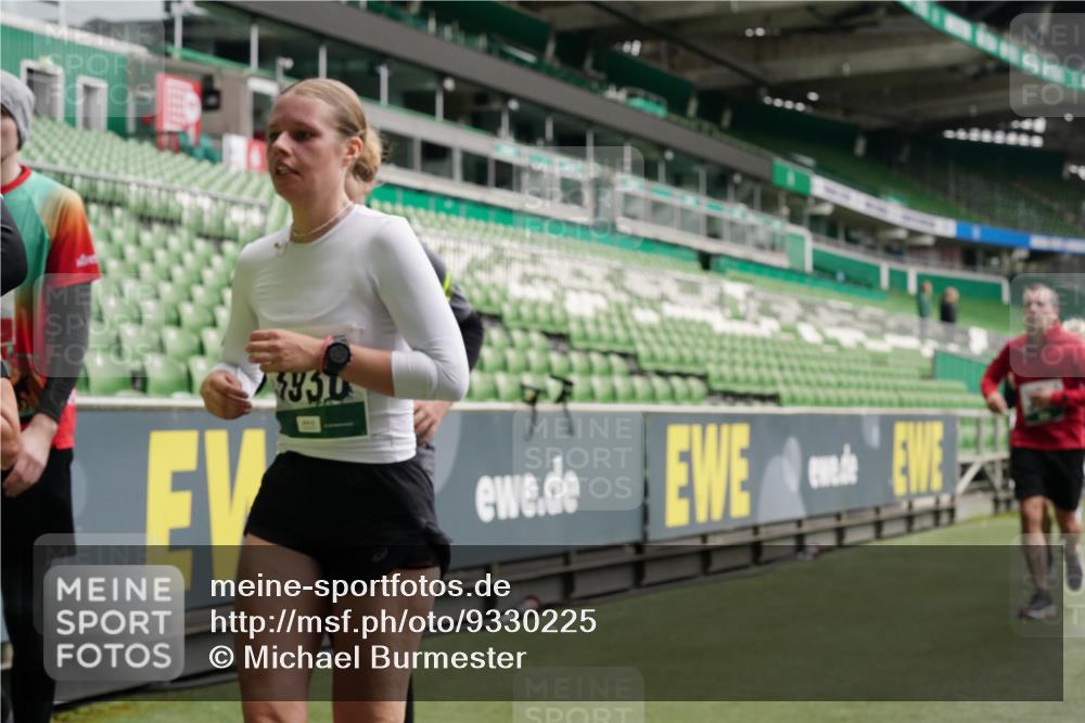 05.10.2025 - 20. swb-Marathon Bremen Michael Burmester http://msf.ph/oto/9330225 05.10.2025 13:02:12 Laufen im Stadion 97, 152, 428, 493, 518, 546, 672, 729, 772, 843, 921, 979, 1030, 1256, 1348, 1361, 1452, 1704, 1732, 1744, 1759, 1856, 1899, 1924, 1933, 1996, 2096, 2143, 2245, 2272, 2306, 2555, 2565, 2774, 2796, 2910, 2912, 2991, 3053, 3206, 3208, 3217, 3525, 3526, 3673, 3861, 3926, 3930, 4017, 4018, 4086, 4129, 4364, 4409, 4444, 4464, 4477, 4481, 4564, 4688, 4705, 4817, 4847, 4882, 4947, 4980, 4985, 5309, 5557, 5570, 5580, 5652, 5731, 5893, 5934, 6157, 6325, 6328, 6382, 7217, 152 meine-sportfotos.de