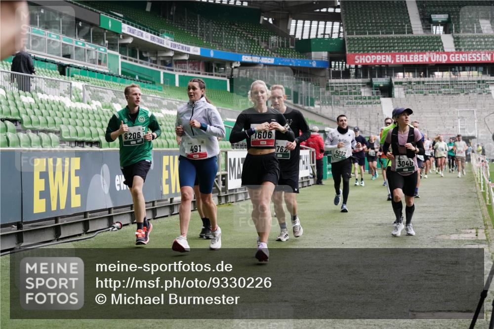 05.10.2025 - 20. swb-Marathon Bremen Michael Burmester http://msf.ph/oto/9330226 05.10.2025 13:00:13 Laufen im Stadion 47, 99, 271, 283, 491, 498, 575, 627, 694, 860, 954, 978, 1017, 1116, 1471, 1525, 1548, 1606, 1806, 2007, 2504, 2518, 2609, 2745, 2782, 2866, 2915, 3040, 3104, 3160, 3169, 3177, 3230, 3237, 3293, 3549, 3592, 3605, 3783, 4034, 4035, 4046, 4181, 4202, 4220, 4536, 4592, 4661, 4824, 4879, 5493, 5610, 5627, 6126, 6208, 6389, 6439, 6536, 6636, 6674, 6704, 6762, 6881, 7295, 7307, 7421, 7537, 7598, 7679, 8258, 8372, 8699, 8981, 27, 807, 1043, 1516, 1598 meine-sportfotos.de