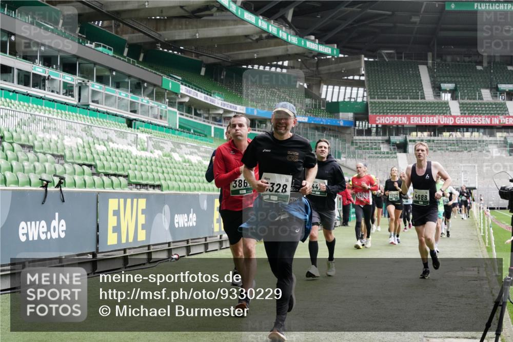 05.10.2025 - 20. swb-Marathon Bremen Michael Burmester http://msf.ph/oto/9330229 05.10.2025 13:02:13 Laufen im Stadion 97, 428, 493, 518, 672, 729, 772, 843, 921, 1030, 1256, 1348, 1361, 1452, 1704, 1732, 1744, 1759, 1856, 1899, 1924, 1933, 1996, 2143, 2245, 2272, 2306, 2555, 2772, 2774, 2796, 2910, 2912, 2991, 3053, 3206, 3208, 3217, 3525, 3526, 3673, 3861, 3926, 3930, 4017, 4018, 4086, 4129, 4364, 4409, 4444, 4464, 4477, 4481, 4564, 4688, 4705, 4817, 4847, 4882, 4947, 4980, 4985, 5309, 5557, 5570, 5580, 5652, 5731, 5893, 5934, 6157, 6325, 6328, 6382, 7217, 152 meine-sportfotos.de