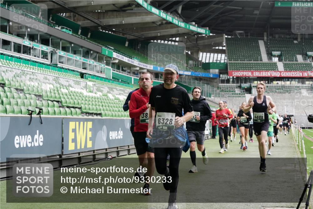 05.10.2025 - 20. swb-Marathon Bremen Michael Burmester http://msf.ph/oto/9330233 05.10.2025 13:02:13 Laufen im Stadion 97, 428, 493, 518, 672, 729, 772, 843, 921, 1030, 1256, 1348, 1361, 1452, 1704, 1732, 1744, 1759, 1856, 1899, 1924, 1933, 1996, 2143, 2245, 2272, 2306, 2555, 2772, 2774, 2796, 2910, 2912, 2991, 3053, 3206, 3208, 3217, 3525, 3526, 3673, 3861, 3926, 3930, 4017, 4018, 4086, 4129, 4364, 4409, 4444, 4464, 4477, 4481, 4564, 4688, 4705, 4817, 4847, 4882, 4947, 4980, 4985, 5309, 5557, 5570, 5580, 5652, 5731, 5893, 5934, 6157, 6325, 6328, 6382, 7217, 152 meine-sportfotos.de