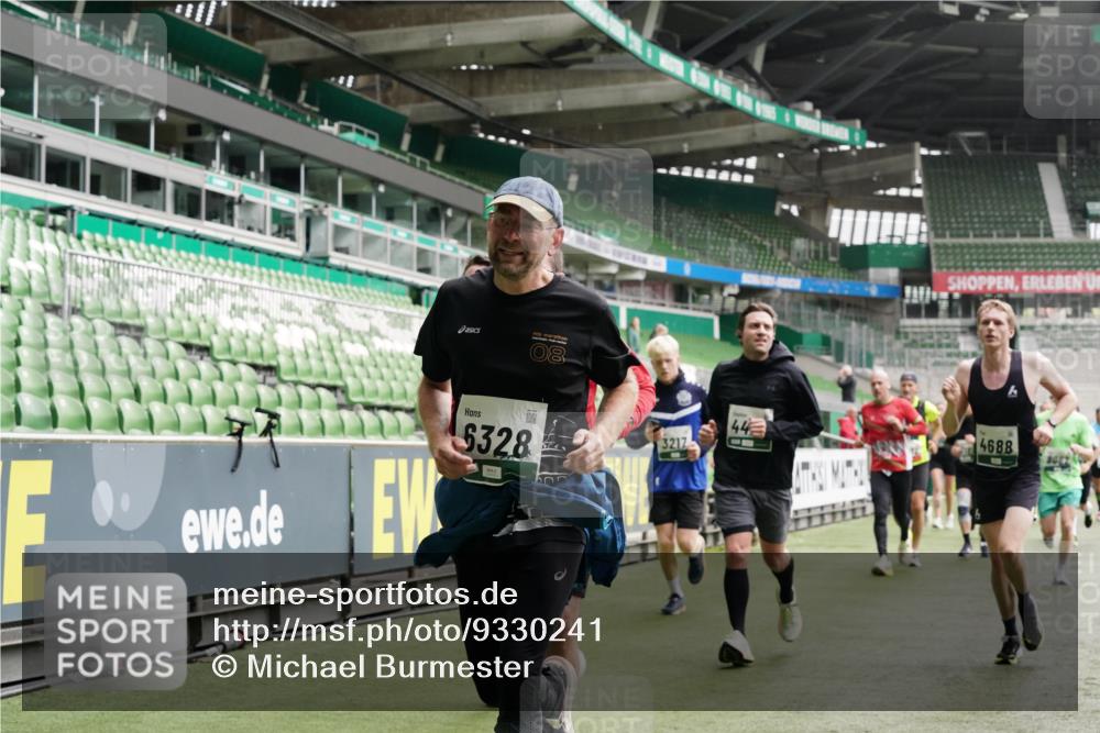 05.10.2025 - 20. swb-Marathon Bremen Michael Burmester http://msf.ph/oto/9330241 05.10.2025 13:02:14 Laufen im Stadion 97, 428, 493, 518, 672, 729, 772, 843, 921, 1030, 1256, 1348, 1361, 1452, 1704, 1732, 1744, 1759, 1856, 1899, 1924, 1933, 1996, 2143, 2245, 2272, 2306, 2555, 2772, 2774, 2796, 2910, 2912, 2991, 3053, 3206, 3208, 3217, 3525, 3526, 3673, 3861, 3917, 3926, 3930, 4017, 4018, 4086, 4129, 4322, 4364, 4409, 4444, 4464, 4477, 4481, 4564, 4688, 4705, 4817, 4847, 4882, 4947, 4980, 4985, 5309, 5557, 5570, 5580, 5652, 5731, 5893, 5934, 6157, 6325, 6328, 6382, 7217, 7433, 7659, 152 meine-sportfotos.de