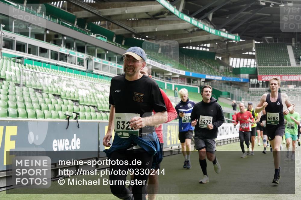 05.10.2025 - 20. swb-Marathon Bremen Michael Burmester http://msf.ph/oto/9330244 05.10.2025 13:02:14 Laufen im Stadion 97, 428, 493, 518, 672, 729, 772, 843, 921, 1030, 1256, 1348, 1361, 1452, 1704, 1732, 1744, 1759, 1856, 1899, 1924, 1933, 1996, 2143, 2245, 2272, 2306, 2555, 2772, 2774, 2796, 2910, 2912, 2991, 3053, 3206, 3208, 3217, 3525, 3526, 3673, 3861, 3917, 3926, 3930, 4017, 4018, 4086, 4129, 4322, 4364, 4409, 4444, 4464, 4477, 4481, 4564, 4688, 4705, 4817, 4847, 4882, 4947, 4980, 4985, 5309, 5557, 5570, 5580, 5652, 5731, 5893, 5934, 6157, 6325, 6328, 6382, 7217, 7433, 7659, 152 meine-sportfotos.de