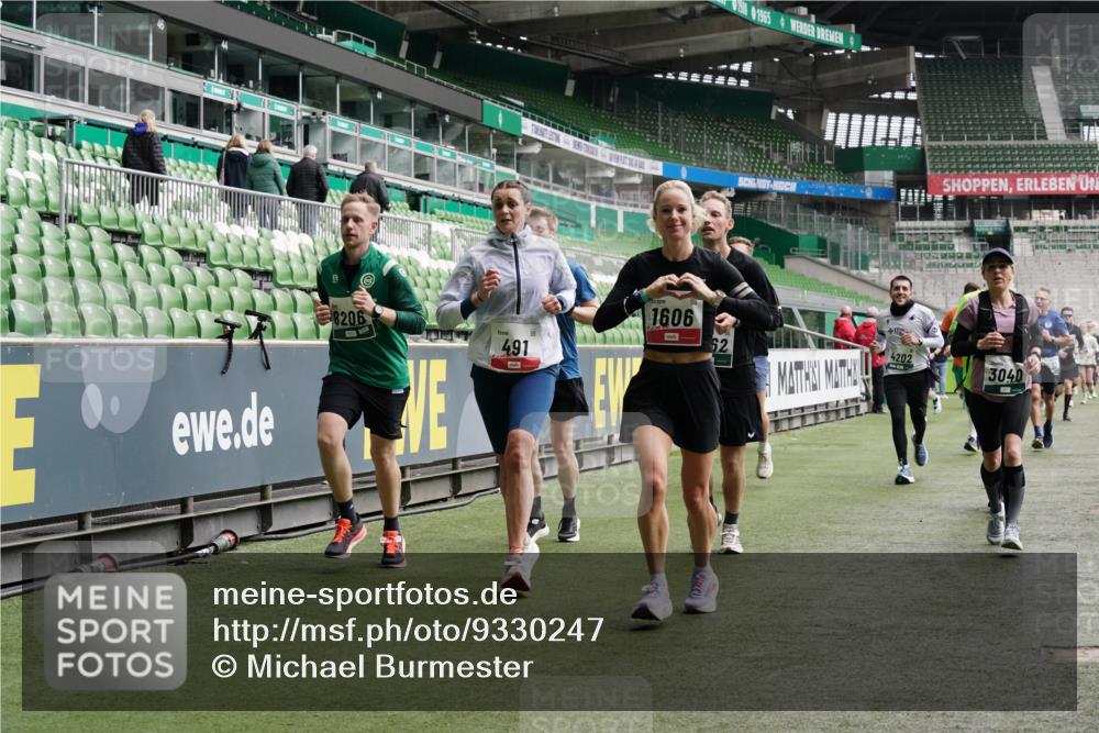 05.10.2025 - 20. swb-Marathon Bremen Michael Burmester http://msf.ph/oto/9330247 05.10.2025 13:00:14 Laufen im Stadion 47, 271, 283, 491, 498, 575, 627, 694, 860, 954, 978, 1017, 1116, 1471, 1525, 1548, 1606, 1806, 2007, 2504, 2518, 2609, 2745, 2782, 2866, 2915, 3040, 3104, 3160, 3169, 3177, 3230, 3237, 3293, 3549, 3592, 3605, 3783, 4034, 4035, 4046, 4181, 4202, 4220, 4502, 4536, 4592, 4661, 4824, 4879, 5493, 5610, 5627, 6027, 6126, 6208, 6389, 6439, 6536, 6636, 6674, 6704, 6762, 6881, 7295, 7307, 7421, 7537, 7598, 7679, 8258, 8372, 8699, 8981, 27, 807, 1043, 1516, 1598 meine-sportfotos.de