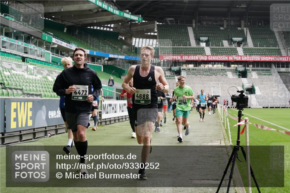 05.10.2025 - 20. swb-Marathon Bremen Michael Burmester http://msf.ph/oto/9330252 05.10.2025 13:02:15 Laufen im Stadion 97, 428, 493, 518, 672, 729, 772, 843, 921, 1030, 1256, 1348, 1361, 1452, 1704, 1732, 1744, 1759, 1856, 1899, 1924, 1933, 2143, 2245, 2272, 2306, 2555, 2772, 2774, 2796, 2910, 2912, 2991, 3053, 3206, 3208, 3217, 3525, 3526, 3673, 3861, 3917, 3926, 3930, 4017, 4018, 4086, 4129, 4322, 4364, 4409, 4444, 4464, 4477, 4481, 4564, 4688, 4705, 4817, 4847, 4882, 4947, 4980, 4985, 5309, 5557, 5570, 5580, 5652, 5731, 5893, 5934, 6157, 6325, 6328, 6382, 7217, 7433, 7659, 152 meine-sportfotos.de