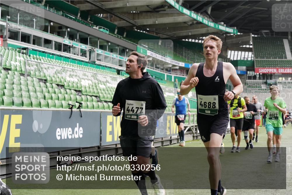 05.10.2025 - 20. swb-Marathon Bremen Michael Burmester http://msf.ph/oto/9330256 05.10.2025 13:02:16 Laufen im Stadion 97, 428, 493, 518, 729, 772, 843, 921, 1030, 1121, 1256, 1348, 1361, 1452, 1704, 1732, 1744, 1759, 1856, 1899, 1924, 1933, 2143, 2245, 2272, 2306, 2555, 2772, 2774, 2796, 2910, 2912, 2991, 3053, 3206, 3208, 3217, 3525, 3526, 3673, 3861, 3917, 3926, 3930, 4017, 4018, 4086, 4129, 4322, 4364, 4409, 4444, 4464, 4477, 4481, 4564, 4688, 4705, 4817, 4847, 4882, 4947, 4980, 4985, 5309, 5557, 5570, 5580, 5652, 5731, 5893, 5934, 6157, 6325, 6328, 6382, 7217, 7433, 7659, 152 meine-sportfotos.de