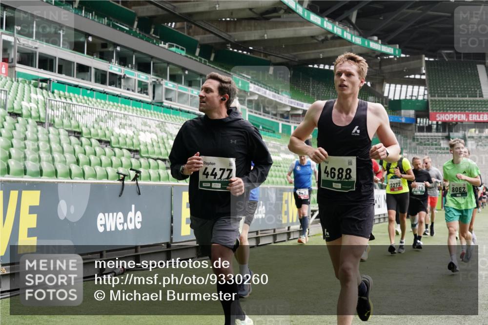 05.10.2025 - 20. swb-Marathon Bremen Michael Burmester http://msf.ph/oto/9330260 05.10.2025 13:02:16 Laufen im Stadion 97, 428, 493, 518, 729, 772, 843, 921, 1030, 1121, 1256, 1348, 1361, 1452, 1704, 1732, 1744, 1759, 1856, 1899, 1924, 1933, 2143, 2245, 2272, 2306, 2555, 2772, 2774, 2796, 2910, 2912, 2991, 3053, 3206, 3208, 3217, 3525, 3526, 3673, 3861, 3917, 3926, 3930, 4017, 4018, 4086, 4129, 4322, 4364, 4409, 4444, 4464, 4477, 4481, 4564, 4688, 4705, 4817, 4847, 4882, 4947, 4980, 4985, 5309, 5557, 5570, 5580, 5652, 5731, 5893, 5934, 6157, 6325, 6328, 6382, 7217, 7433, 7659, 152 meine-sportfotos.de