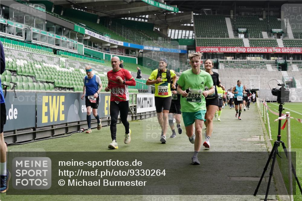 05.10.2025 - 20. swb-Marathon Bremen Michael Burmester http://msf.ph/oto/9330264 05.10.2025 13:02:17 Laufen im Stadion 97, 428, 493, 518, 729, 772, 843, 921, 1030, 1121, 1256, 1348, 1361, 1452, 1704, 1732, 1733, 1744, 1759, 1856, 1899, 1924, 1933, 2143, 2245, 2272, 2306, 2555, 2772, 2774, 2796, 2910, 2912, 2991, 3053, 3206, 3208, 3217, 3525, 3526, 3673, 3861, 3917, 3926, 3930, 4017, 4018, 4086, 4129, 4322, 4364, 4409, 4444, 4464, 4477, 4481, 4564, 4688, 4705, 4817, 4847, 4882, 4885, 4947, 4980, 4985, 5309, 5557, 5570, 5580, 5652, 5731, 5893, 5934, 6157, 6325, 6328, 6382, 7217, 7433, 7659, 152 meine-sportfotos.de