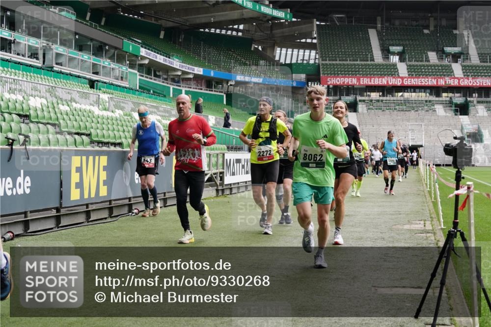 05.10.2025 - 20. swb-Marathon Bremen Michael Burmester http://msf.ph/oto/9330268 05.10.2025 13:02:17 Laufen im Stadion 97, 428, 493, 518, 729, 772, 843, 921, 1030, 1121, 1256, 1348, 1361, 1452, 1704, 1732, 1733, 1744, 1759, 1856, 1899, 1924, 1933, 2143, 2245, 2272, 2306, 2555, 2772, 2774, 2796, 2910, 2912, 2991, 3053, 3206, 3208, 3217, 3525, 3526, 3673, 3861, 3917, 3926, 3930, 4017, 4018, 4086, 4129, 4322, 4364, 4409, 4444, 4464, 4477, 4481, 4564, 4688, 4705, 4817, 4847, 4882, 4885, 4947, 4980, 4985, 5309, 5557, 5570, 5580, 5652, 5731, 5893, 5934, 6157, 6325, 6328, 6382, 7217, 7433, 7659, 152 meine-sportfotos.de