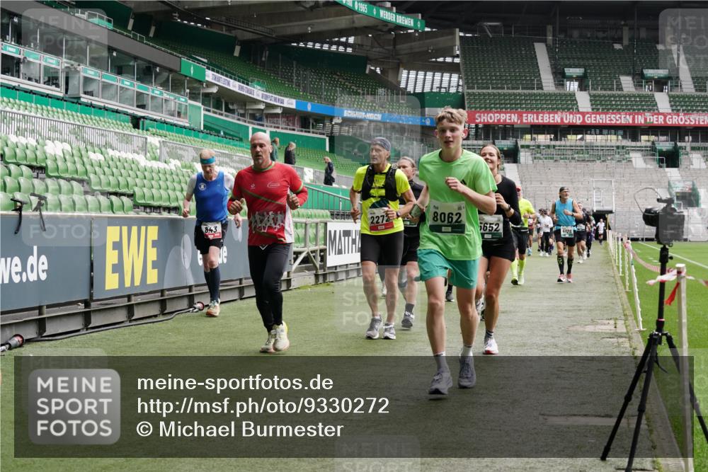 05.10.2025 - 20. swb-Marathon Bremen Michael Burmester http://msf.ph/oto/9330272 05.10.2025 13:02:17 Laufen im Stadion 97, 428, 493, 518, 729, 772, 843, 921, 1030, 1121, 1256, 1348, 1361, 1452, 1704, 1732, 1733, 1744, 1759, 1856, 1899, 1924, 1933, 2143, 2245, 2272, 2306, 2555, 2772, 2774, 2796, 2910, 2912, 2991, 3053, 3206, 3208, 3217, 3525, 3526, 3673, 3861, 3917, 3926, 3930, 4017, 4018, 4086, 4129, 4322, 4364, 4409, 4444, 4464, 4477, 4481, 4564, 4688, 4705, 4817, 4847, 4882, 4885, 4947, 4980, 4985, 5309, 5557, 5570, 5580, 5652, 5731, 5893, 5934, 6157, 6325, 6328, 6382, 7217, 7433, 7659, 152 meine-sportfotos.de