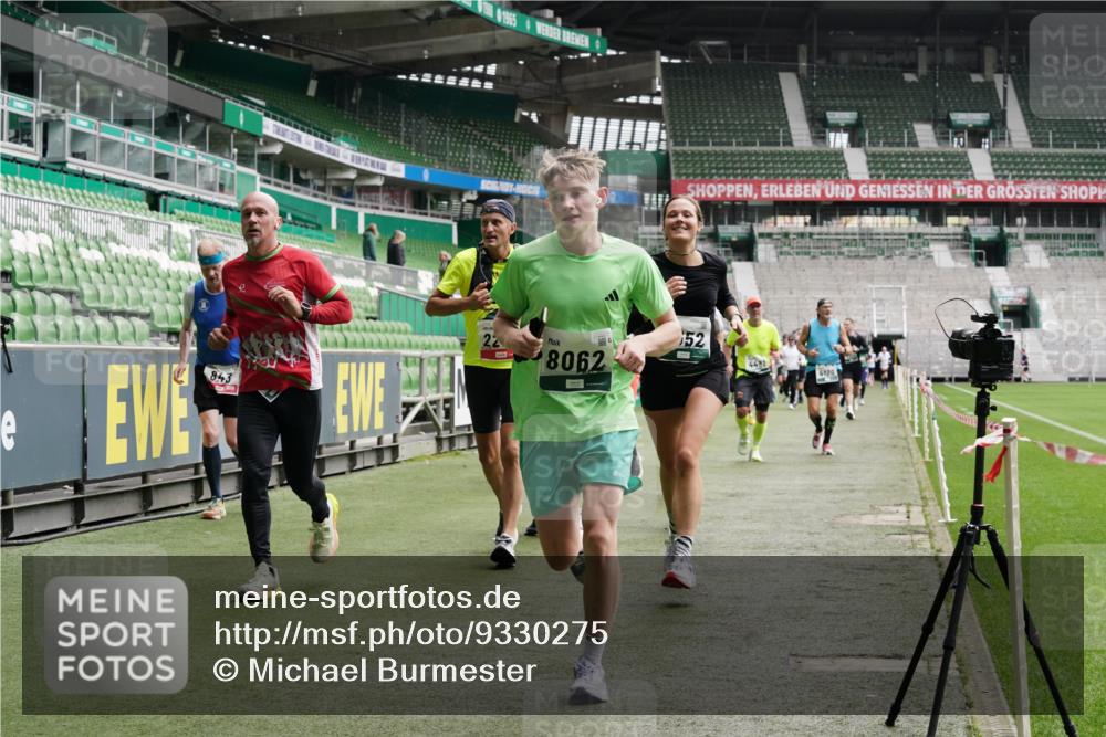 05.10.2025 - 20. swb-Marathon Bremen Michael Burmester http://msf.ph/oto/9330275 05.10.2025 13:02:18 Laufen im Stadion 97, 428, 493, 518, 729, 772, 843, 921, 1030, 1121, 1256, 1348, 1361, 1452, 1704, 1733, 1744, 1759, 1856, 1899, 1924, 1933, 2143, 2245, 2272, 2306, 2555, 2772, 2774, 2796, 2910, 2912, 2991, 3053, 3206, 3208, 3217, 3424, 3525, 3526, 3673, 3861, 3917, 3926, 3930, 4017, 4018, 4129, 4322, 4364, 4409, 4444, 4464, 4477, 4481, 4564, 4688, 4705, 4817, 4847, 4882, 4885, 4947, 4980, 4985, 5309, 5557, 5570, 5580, 5652, 5731, 5893, 5934, 6157, 6325, 6328, 6382, 7217, 7433, 7659, 152 meine-sportfotos.de