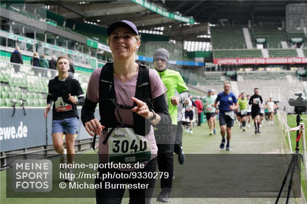 05.10.2025 - 20. swb-Marathon Bremen Michael Burmester http://msf.ph/oto/9330279 05.10.2025 13:00:17 Laufen im Stadion 47, 52, 271, 283, 491, 498, 575, 627, 694, 860, 954, 978, 1017, 1116, 1182, 1471, 1525, 1548, 1606, 1806, 2007, 2504, 2518, 2609, 2745, 2782, 2866, 2915, 3040, 3104, 3160, 3169, 3177, 3230, 3237, 3293, 3549, 3592, 3605, 3783, 4034, 4035, 4046, 4181, 4202, 4220, 4502, 4536, 4592, 4661, 4824, 4879, 5272, 5493, 5610, 5627, 5663, 6027, 6057, 6126, 6208, 6389, 6439, 6536, 6636, 6674, 6704, 6762, 6881, 7295, 7307, 7537, 7598, 7679, 8258, 8699, 27, 807, 1043, 1598 meine-sportfotos.de