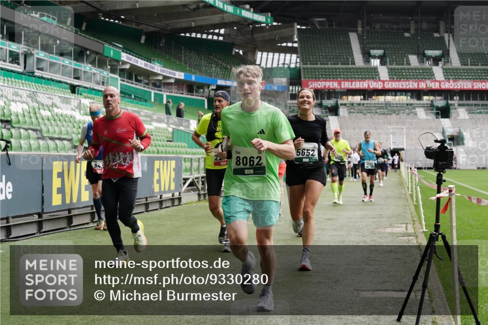05.10.2025 - 20. swb-Marathon Bremen Michael Burmester http://msf.ph/oto/9330280 05.10.2025 13:02:18 Laufen im Stadion 97, 428, 493, 518, 729, 772, 843, 921, 1030, 1121, 1256, 1348, 1361, 1452, 1704, 1733, 1744, 1759, 1856, 1899, 1924, 1933, 2143, 2245, 2272, 2306, 2555, 2772, 2774, 2796, 2910, 2912, 2991, 3053, 3206, 3208, 3217, 3424, 3525, 3526, 3673, 3861, 3917, 3926, 3930, 4017, 4018, 4129, 4322, 4364, 4409, 4444, 4464, 4477, 4481, 4564, 4688, 4705, 4817, 4847, 4882, 4885, 4947, 4980, 4985, 5309, 5557, 5570, 5580, 5652, 5731, 5893, 5934, 6157, 6325, 6328, 6382, 7217, 7433, 7659, 152 meine-sportfotos.de