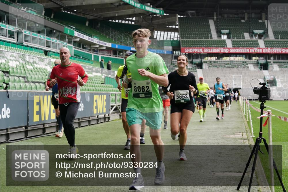 05.10.2025 - 20. swb-Marathon Bremen Michael Burmester http://msf.ph/oto/9330284 05.10.2025 13:02:18 Laufen im Stadion 97, 428, 493, 518, 729, 772, 843, 921, 1030, 1121, 1256, 1348, 1361, 1452, 1704, 1733, 1744, 1759, 1856, 1899, 1924, 1933, 2143, 2245, 2272, 2306, 2555, 2772, 2774, 2796, 2910, 2912, 2991, 3053, 3206, 3208, 3217, 3424, 3525, 3526, 3673, 3861, 3917, 3926, 3930, 4017, 4018, 4129, 4322, 4364, 4409, 4444, 4464, 4477, 4481, 4564, 4688, 4705, 4817, 4847, 4882, 4885, 4947, 4980, 4985, 5309, 5557, 5570, 5580, 5652, 5731, 5893, 5934, 6157, 6325, 6328, 6382, 7217, 7433, 7659, 152 meine-sportfotos.de