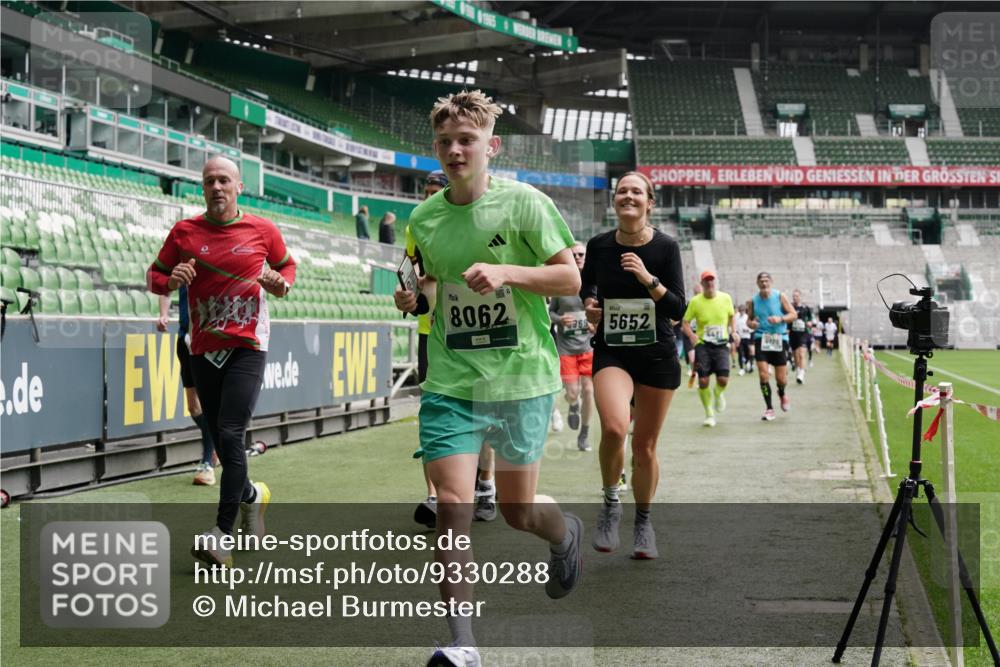 05.10.2025 - 20. swb-Marathon Bremen Michael Burmester http://msf.ph/oto/9330288 05.10.2025 13:02:18 Laufen im Stadion 97, 428, 493, 518, 729, 772, 843, 921, 1030, 1121, 1256, 1348, 1361, 1452, 1704, 1733, 1744, 1759, 1856, 1899, 1924, 1933, 2143, 2245, 2272, 2306, 2555, 2772, 2774, 2796, 2910, 2912, 2991, 3053, 3206, 3208, 3217, 3424, 3525, 3526, 3673, 3861, 3917, 3926, 3930, 4017, 4018, 4129, 4322, 4364, 4409, 4444, 4464, 4477, 4481, 4564, 4688, 4705, 4817, 4847, 4882, 4885, 4947, 4980, 4985, 5309, 5557, 5570, 5580, 5652, 5731, 5893, 5934, 6157, 6325, 6328, 6382, 7217, 7433, 7659, 152 meine-sportfotos.de