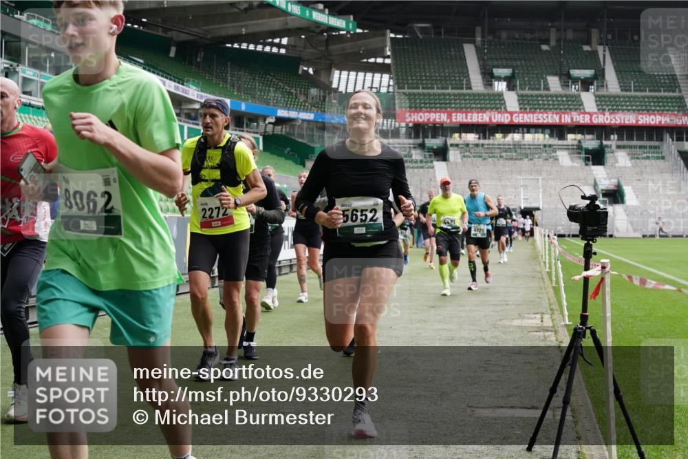 05.10.2025 - 20. swb-Marathon Bremen Michael Burmester http://msf.ph/oto/9330293 05.10.2025 13:02:19 Laufen im Stadion 97, 428, 493, 518, 729, 772, 843, 921, 1030, 1121, 1256, 1348, 1361, 1452, 1704, 1733, 1744, 1759, 1856, 1899, 1924, 1933, 2143, 2245, 2272, 2306, 2555, 2772, 2774, 2796, 2910, 2912, 3053, 3206, 3208, 3217, 3424, 3525, 3526, 3673, 3861, 3917, 3926, 3930, 4017, 4018, 4129, 4322, 4364, 4409, 4444, 4464, 4477, 4481, 4564, 4688, 4705, 4817, 4847, 4882, 4885, 4980, 4985, 5570, 5580, 5652, 5731, 5893, 5934, 6157, 6325, 6328, 6382, 7217, 7433, 7659, 152 meine-sportfotos.de
