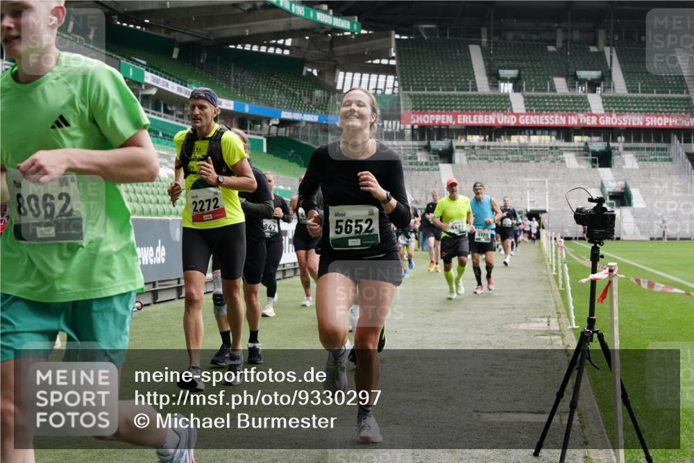 05.10.2025 - 20. swb-Marathon Bremen Michael Burmester http://msf.ph/oto/9330297 05.10.2025 13:02:19 Laufen im Stadion 97, 428, 493, 518, 729, 772, 843, 921, 1030, 1121, 1256, 1348, 1361, 1452, 1704, 1733, 1744, 1759, 1856, 1899, 1924, 1933, 2143, 2245, 2272, 2306, 2555, 2772, 2774, 2796, 2910, 2912, 3053, 3206, 3208, 3217, 3424, 3525, 3526, 3673, 3861, 3917, 3926, 3930, 4017, 4018, 4129, 4322, 4364, 4409, 4444, 4464, 4477, 4481, 4564, 4688, 4705, 4817, 4847, 4882, 4885, 4980, 4985, 5570, 5580, 5652, 5731, 5893, 5934, 6157, 6325, 6328, 6382, 7217, 7433, 7659, 152 meine-sportfotos.de