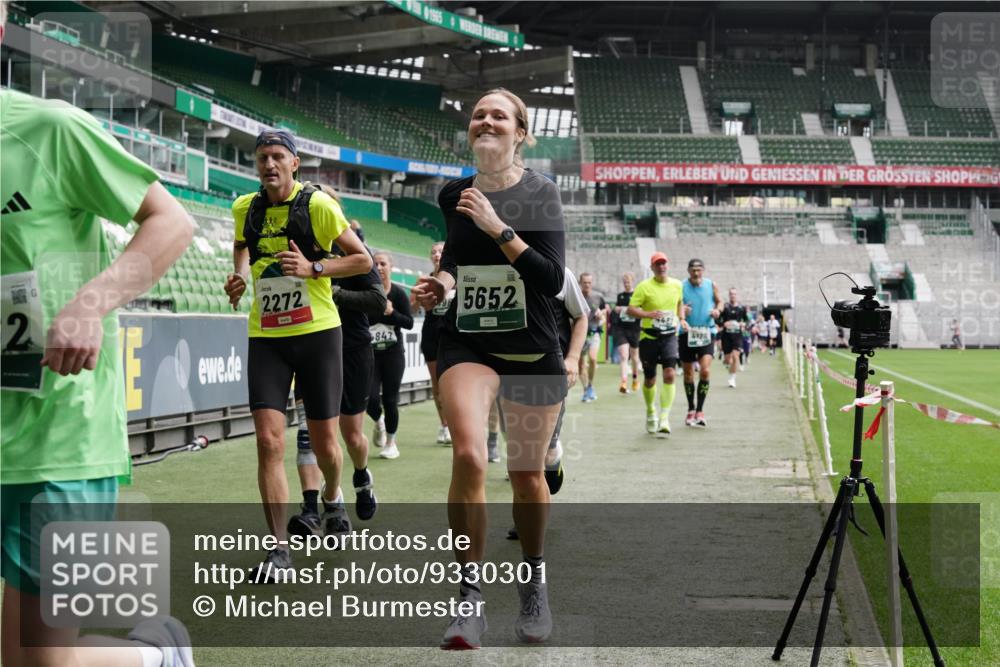 05.10.2025 - 20. swb-Marathon Bremen Michael Burmester http://msf.ph/oto/9330301 05.10.2025 13:02:19 Laufen im Stadion 97, 428, 493, 518, 729, 772, 843, 921, 1030, 1121, 1256, 1348, 1361, 1452, 1704, 1733, 1744, 1759, 1856, 1899, 1924, 1933, 2143, 2245, 2272, 2306, 2555, 2772, 2774, 2796, 2910, 2912, 3053, 3206, 3208, 3217, 3424, 3525, 3526, 3673, 3861, 3917, 3926, 3930, 4017, 4018, 4129, 4322, 4364, 4409, 4444, 4464, 4477, 4481, 4564, 4688, 4705, 4817, 4847, 4882, 4885, 4980, 4985, 5570, 5580, 5652, 5731, 5893, 5934, 6157, 6325, 6328, 6382, 7217, 7433, 7659, 152 meine-sportfotos.de