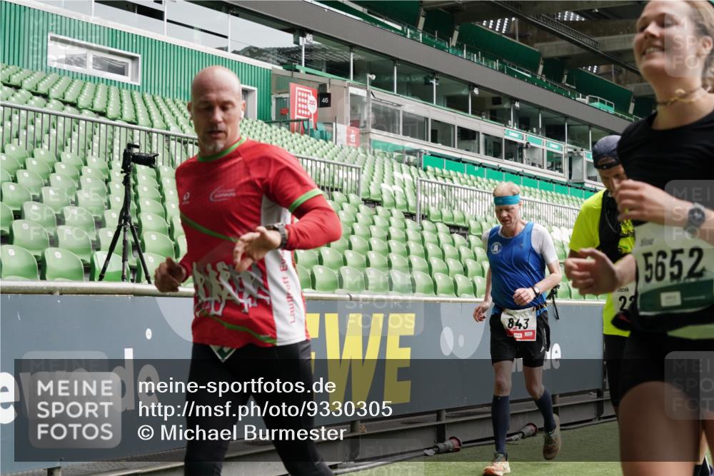 05.10.2025 - 20. swb-Marathon Bremen Michael Burmester http://msf.ph/oto/9330305 05.10.2025 13:02:20 Laufen im Stadion 97, 428, 493, 518, 729, 772, 843, 921, 1030, 1121, 1256, 1348, 1361, 1452, 1704, 1733, 1744, 1759, 1856, 1899, 1924, 1933, 2143, 2245, 2272, 2306, 2555, 2772, 2774, 2796, 2910, 2912, 3053, 3206, 3208, 3217, 3424, 3525, 3526, 3673, 3861, 3917, 3926, 3930, 4017, 4018, 4129, 4322, 4364, 4409, 4444, 4464, 4477, 4481, 4564, 4688, 4705, 4817, 4847, 4882, 4885, 4985, 5570, 5580, 5652, 5731, 5893, 5934, 6157, 6325, 6328, 6382, 7217, 7433, 7659, 152, 1933 meine-sportfotos.de