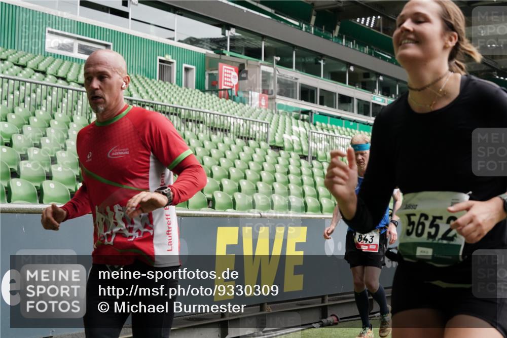 05.10.2025 - 20. swb-Marathon Bremen Michael Burmester http://msf.ph/oto/9330309 05.10.2025 13:02:20 Laufen im Stadion 97, 428, 493, 518, 729, 772, 843, 921, 1030, 1121, 1256, 1348, 1361, 1452, 1704, 1733, 1744, 1759, 1856, 1899, 1924, 1933, 2143, 2245, 2272, 2306, 2555, 2772, 2774, 2796, 2910, 2912, 3053, 3206, 3208, 3217, 3424, 3525, 3526, 3673, 3861, 3917, 3926, 3930, 4017, 4018, 4129, 4322, 4364, 4409, 4444, 4464, 4477, 4481, 4564, 4688, 4705, 4817, 4847, 4882, 4885, 4985, 5570, 5580, 5652, 5731, 5893, 5934, 6157, 6325, 6328, 6382, 7217, 7433, 7659, 152, 1933 meine-sportfotos.de