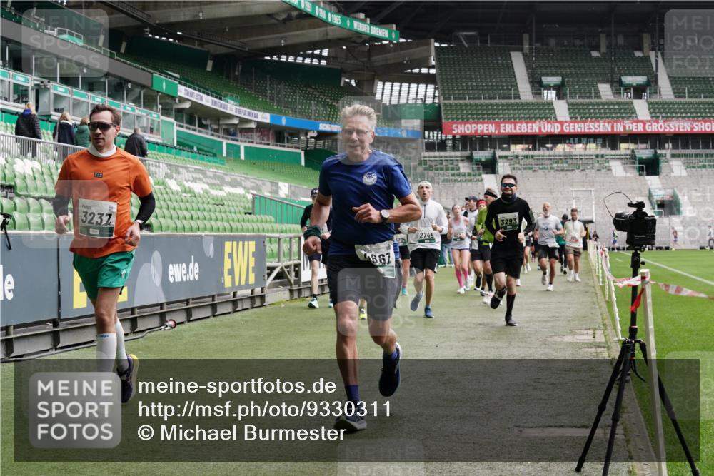 05.10.2025 - 20. swb-Marathon Bremen Michael Burmester http://msf.ph/oto/9330311 05.10.2025 13:00:19 Laufen im Stadion 47, 52, 271, 283, 491, 498, 575, 627, 694, 860, 954, 978, 1017, 1116, 1182, 1471, 1525, 1548, 1606, 1806, 2007, 2504, 2518, 2609, 2745, 2782, 2822, 2866, 2915, 3040, 3104, 3160, 3169, 3177, 3230, 3237, 3293, 3549, 3592, 3605, 3783, 4034, 4035, 4046, 4181, 4202, 4220, 4502, 4592, 4661, 4824, 4879, 5272, 5493, 5610, 5627, 5663, 6027, 6057, 6126, 6208, 6389, 6439, 6440, 6523, 6536, 6636, 6674, 6704, 6762, 6881, 7295, 7307, 7537, 7598, 7679, 8258, 8699, 27, 807, 1043 meine-sportfotos.de