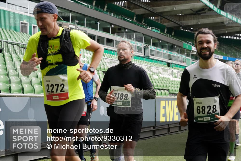 05.10.2025 - 20. swb-Marathon Bremen Michael Burmester http://msf.ph/oto/9330312 05.10.2025 13:02:20 Laufen im Stadion 97, 428, 493, 518, 729, 772, 843, 921, 1030, 1121, 1256, 1348, 1361, 1452, 1704, 1733, 1744, 1759, 1856, 1899, 1924, 1933, 2143, 2245, 2272, 2306, 2555, 2772, 2774, 2796, 2910, 2912, 3053, 3206, 3208, 3217, 3424, 3525, 3526, 3673, 3861, 3917, 3926, 3930, 4017, 4018, 4129, 4322, 4364, 4409, 4444, 4464, 4477, 4481, 4564, 4688, 4705, 4817, 4847, 4882, 4885, 4985, 5570, 5580, 5652, 5731, 5893, 5934, 6157, 6325, 6328, 6382, 7217, 7433, 7659, 152, 1933 meine-sportfotos.de