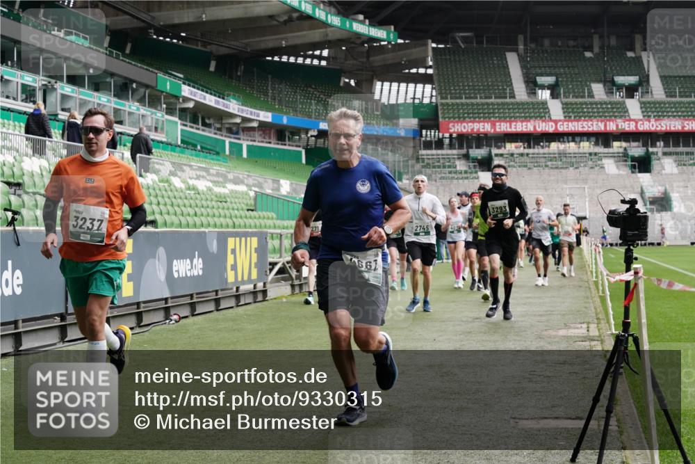 05.10.2025 - 20. swb-Marathon Bremen Michael Burmester http://msf.ph/oto/9330315 05.10.2025 13:00:20 Laufen im Stadion 47, 52, 271, 283, 491, 498, 575, 627, 694, 860, 954, 978, 1017, 1116, 1182, 1471, 1525, 1548, 1606, 1806, 2007, 2504, 2518, 2609, 2745, 2782, 2822, 2866, 2915, 3040, 3104, 3160, 3169, 3177, 3230, 3237, 3293, 3549, 3592, 3605, 3783, 4034, 4035, 4046, 4181, 4202, 4220, 4502, 4592, 4661, 4824, 4879, 5272, 5610, 5627, 5663, 6027, 6057, 6126, 6208, 6389, 6439, 6440, 6523, 6536, 6636, 6674, 6704, 6762, 6881, 7295, 7307, 7537, 7598, 7679, 8258, 8699, 27, 807, 1043 meine-sportfotos.de
