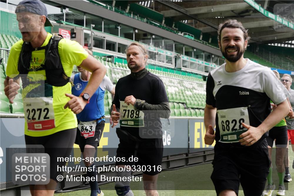 05.10.2025 - 20. swb-Marathon Bremen Michael Burmester http://msf.ph/oto/9330316 05.10.2025 13:02:21 Laufen im Stadion 97, 428, 493, 518, 729, 772, 843, 921, 1030, 1121, 1256, 1348, 1361, 1452, 1704, 1733, 1744, 1759, 1856, 1899, 1924, 2143, 2245, 2272, 2306, 2393, 2555, 2772, 2774, 2796, 2910, 2912, 3053, 3206, 3208, 3217, 3424, 3525, 3526, 3673, 3861, 3917, 3926, 3930, 4017, 4018, 4129, 4322, 4364, 4409, 4444, 4464, 4477, 4481, 4564, 4688, 4705, 4817, 4847, 4882, 4885, 4985, 5570, 5580, 5652, 5731, 5893, 5934, 6157, 6325, 6328, 6382, 7217, 7433, 7659, 152, 1933 meine-sportfotos.de