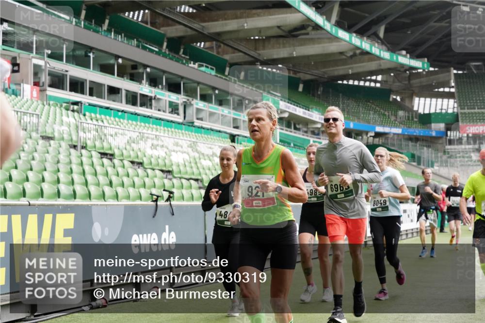 05.10.2025 - 20. swb-Marathon Bremen Michael Burmester http://msf.ph/oto/9330319 05.10.2025 13:02:21 Laufen im Stadion 97, 428, 493, 518, 729, 772, 843, 921, 1030, 1121, 1256, 1348, 1361, 1452, 1704, 1733, 1744, 1759, 1856, 1899, 1924, 2143, 2245, 2272, 2306, 2393, 2555, 2772, 2774, 2796, 2910, 2912, 3053, 3206, 3208, 3217, 3424, 3525, 3526, 3673, 3861, 3917, 3926, 3930, 4017, 4018, 4129, 4322, 4364, 4409, 4444, 4464, 4477, 4481, 4564, 4688, 4705, 4817, 4847, 4882, 4885, 4985, 5570, 5580, 5652, 5731, 5893, 5934, 6157, 6325, 6328, 6382, 7217, 7433, 7659, 152, 1933 meine-sportfotos.de