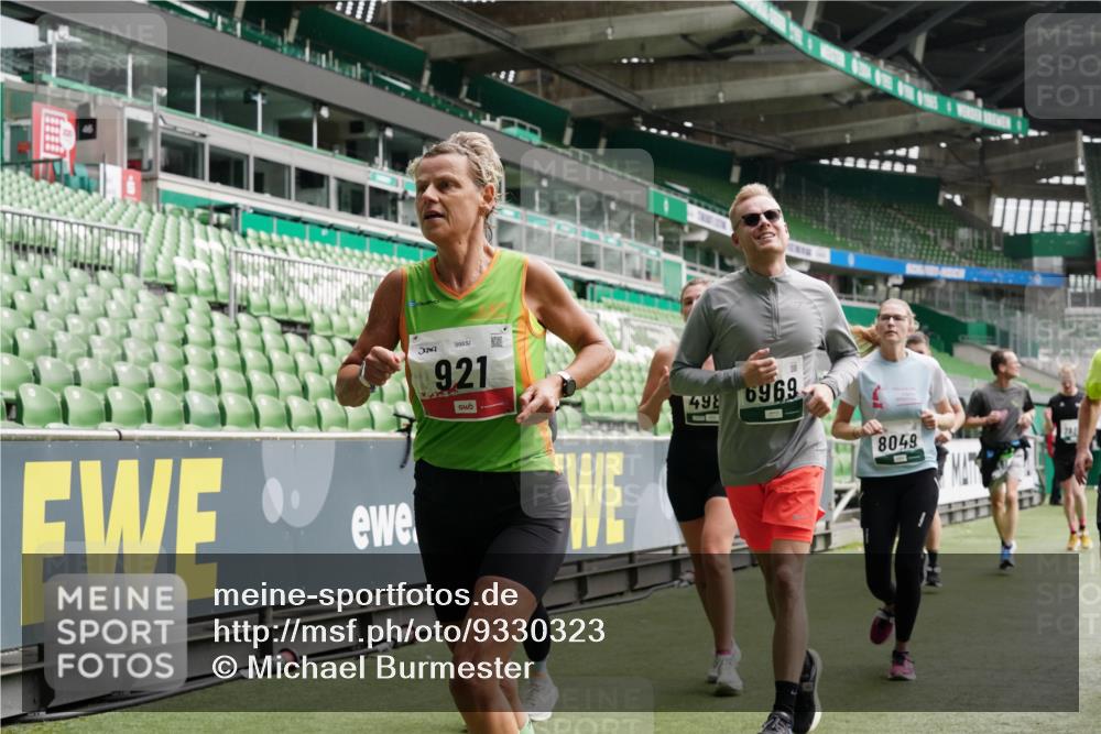 05.10.2025 - 20. swb-Marathon Bremen Michael Burmester http://msf.ph/oto/9330323 05.10.2025 13:02:22 Laufen im Stadion 97, 428, 493, 518, 729, 772, 843, 921, 1030, 1121, 1256, 1348, 1361, 1452, 1704, 1733, 1744, 1759, 1856, 1899, 1924, 2143, 2245, 2272, 2306, 2393, 2555, 2772, 2774, 2796, 2910, 2912, 3053, 3206, 3208, 3217, 3424, 3525, 3526, 3861, 3917, 3926, 3930, 4017, 4018, 4129, 4322, 4364, 4409, 4444, 4464, 4477, 4481, 4564, 4688, 4705, 4817, 4847, 4882, 4885, 4985, 5570, 5580, 5652, 5731, 5893, 5934, 6157, 6325, 6328, 6382, 7217, 7433, 7659, 152, 493, 1933 meine-sportfotos.de