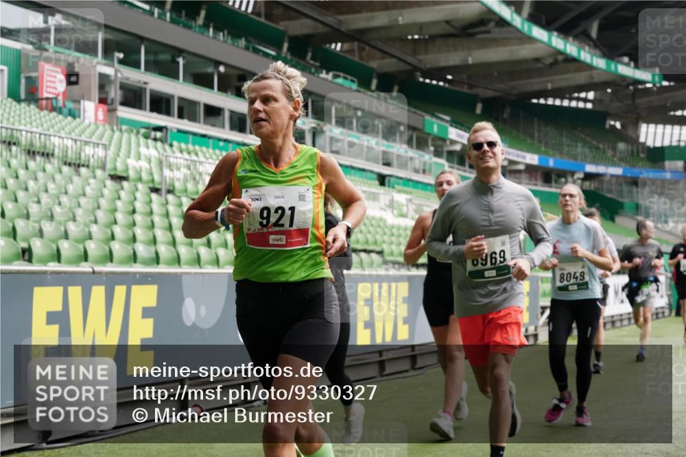 05.10.2025 - 20. swb-Marathon Bremen Michael Burmester http://msf.ph/oto/9330327 05.10.2025 13:02:22 Laufen im Stadion 97, 428, 493, 518, 729, 772, 843, 921, 1030, 1121, 1256, 1348, 1361, 1452, 1704, 1733, 1744, 1759, 1856, 1899, 1924, 2143, 2245, 2272, 2306, 2393, 2555, 2772, 2774, 2796, 2910, 2912, 3053, 3206, 3208, 3217, 3424, 3525, 3526, 3861, 3917, 3926, 3930, 4017, 4018, 4129, 4322, 4364, 4409, 4444, 4464, 4477, 4481, 4564, 4688, 4705, 4817, 4847, 4882, 4885, 4985, 5570, 5580, 5652, 5731, 5893, 5934, 6157, 6325, 6328, 6382, 7217, 7433, 7659, 152, 493, 1933 meine-sportfotos.de