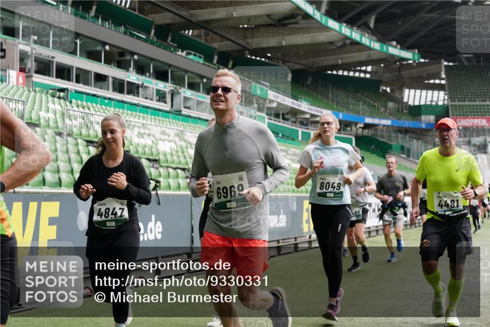 05.10.2025 - 20. swb-Marathon Bremen Michael Burmester http://msf.ph/oto/9330331 05.10.2025 13:02:22 Laufen im Stadion 97, 428, 493, 518, 729, 772, 843, 921, 1030, 1121, 1256, 1348, 1361, 1452, 1704, 1733, 1744, 1759, 1856, 1899, 1924, 2143, 2245, 2272, 2306, 2393, 2555, 2772, 2774, 2796, 2910, 2912, 3053, 3206, 3208, 3217, 3424, 3525, 3526, 3861, 3917, 3926, 3930, 4017, 4018, 4129, 4322, 4364, 4409, 4444, 4464, 4477, 4481, 4564, 4688, 4705, 4817, 4847, 4882, 4885, 4985, 5570, 5580, 5652, 5731, 5893, 5934, 6157, 6325, 6328, 6382, 7217, 7433, 7659, 152, 493, 1933 meine-sportfotos.de