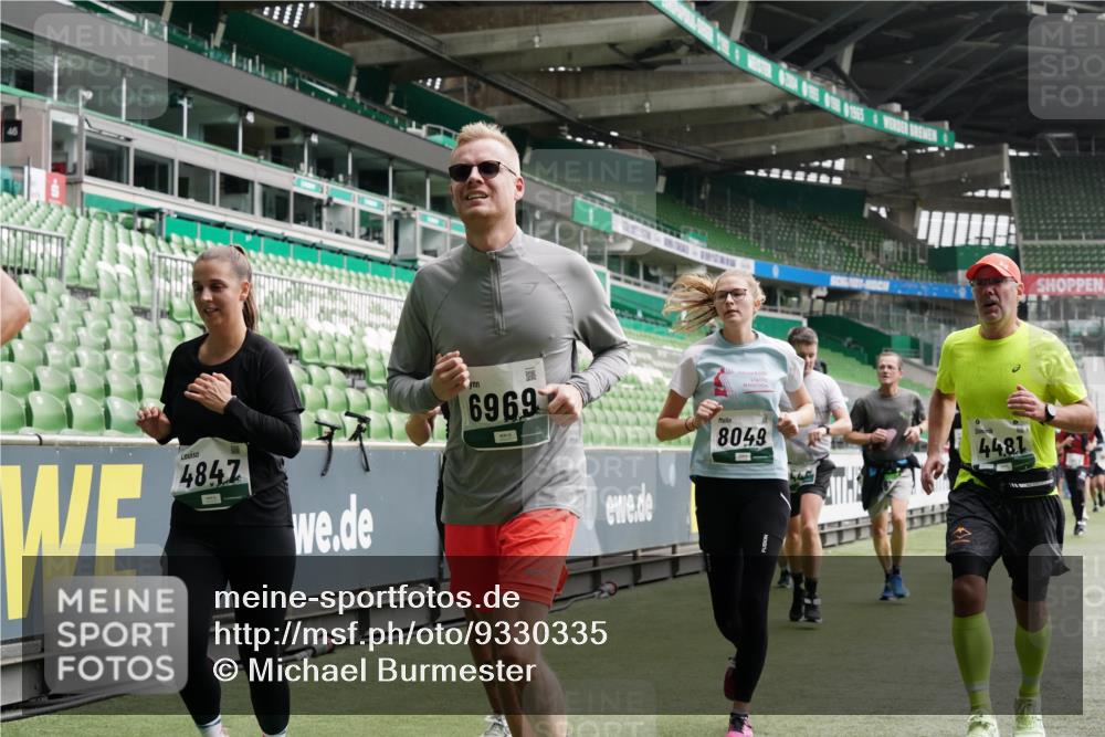 05.10.2025 - 20. swb-Marathon Bremen Michael Burmester http://msf.ph/oto/9330335 05.10.2025 13:02:22 Laufen im Stadion 97, 428, 493, 518, 729, 772, 843, 921, 1030, 1121, 1256, 1348, 1361, 1452, 1704, 1733, 1744, 1759, 1856, 1899, 1924, 2143, 2245, 2272, 2306, 2393, 2555, 2772, 2774, 2796, 2910, 2912, 3053, 3206, 3208, 3217, 3424, 3525, 3526, 3861, 3917, 3926, 3930, 4017, 4018, 4129, 4322, 4364, 4409, 4444, 4464, 4477, 4481, 4564, 4688, 4705, 4817, 4847, 4882, 4885, 4985, 5570, 5580, 5652, 5731, 5893, 5934, 6157, 6325, 6328, 6382, 7217, 7433, 7659, 152, 493, 1933 meine-sportfotos.de