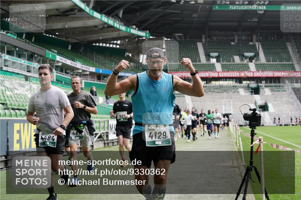 05.10.2025 - 20. swb-Marathon Bremen Michael Burmester http://msf.ph/oto/9330362 05.10.2025 13:02:24 Laufen im Stadion 97, 428, 518, 729, 772, 828, 843, 921, 1030, 1121, 1256, 1348, 1361, 1405, 1452, 1704, 1733, 1744, 1759, 1856, 1899, 1924, 2143, 2245, 2272, 2306, 2393, 2555, 2772, 2774, 2796, 2910, 2912, 3053, 3206, 3217, 3424, 3525, 3526, 3861, 3917, 3926, 3930, 4017, 4018, 4129, 4322, 4364, 4409, 4444, 4464, 4477, 4481, 4564, 4688, 4705, 4714, 4817, 4847, 4882, 4885, 4985, 5570, 5652, 5893, 5934, 6157, 6325, 6328, 6382, 7217, 7433, 7659, 152, 493, 1361, 1759, 1933 meine-sportfotos.de