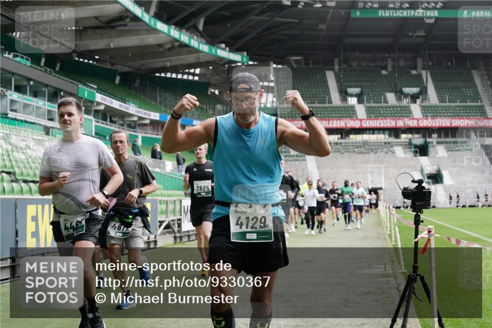 05.10.2025 - 20. swb-Marathon Bremen Michael Burmester http://msf.ph/oto/9330367 05.10.2025 13:02:24 Laufen im Stadion 97, 428, 518, 729, 772, 828, 843, 921, 1030, 1121, 1256, 1348, 1361, 1405, 1452, 1704, 1733, 1744, 1759, 1856, 1899, 1924, 2143, 2245, 2272, 2306, 2393, 2555, 2772, 2774, 2796, 2910, 2912, 3053, 3206, 3217, 3424, 3525, 3526, 3861, 3917, 3926, 3930, 4017, 4018, 4129, 4322, 4364, 4409, 4444, 4464, 4477, 4481, 4564, 4688, 4705, 4714, 4817, 4847, 4882, 4885, 4985, 5570, 5652, 5893, 5934, 6157, 6325, 6328, 6382, 7217, 7433, 7659, 152, 493, 1361, 1759, 1933 meine-sportfotos.de