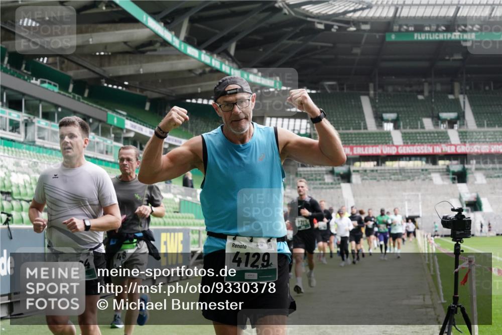 05.10.2025 - 20. swb-Marathon Bremen Michael Burmester http://msf.ph/oto/9330378 05.10.2025 13:02:25 Laufen im Stadion 97, 428, 518, 729, 772, 828, 843, 921, 1030, 1121, 1256, 1348, 1405, 1452, 1704, 1733, 1744, 1856, 1899, 1924, 2143, 2245, 2272, 2306, 2393, 2555, 2772, 2774, 2796, 2910, 2912, 3053, 3206, 3217, 3424, 3525, 3526, 3861, 3917, 3926, 3930, 4017, 4018, 4129, 4322, 4364, 4409, 4444, 4464, 4477, 4481, 4564, 4688, 4705, 4714, 4817, 4847, 4885, 4985, 5570, 5652, 5893, 5934, 6157, 6325, 6328, 6382, 7217, 7433, 7659, 152, 493, 1361, 1759, 1933 meine-sportfotos.de