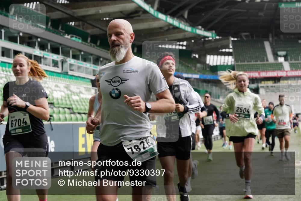 05.10.2025 - 20. swb-Marathon Bremen Michael Burmester http://msf.ph/oto/9330397 05.10.2025 13:00:26 Laufen im Stadion 47, 52, 271, 283, 491, 498, 575, 627, 694, 860, 954, 978, 1017, 1116, 1182, 1471, 1525, 1548, 1606, 1806, 1968, 2007, 2504, 2518, 2609, 2745, 2822, 2866, 2915, 3040, 3104, 3160, 3169, 3177, 3230, 3237, 3293, 3549, 3605, 3783, 4034, 4035, 4046, 4181, 4202, 4220, 4502, 4592, 4661, 4788, 4824, 4879, 5183, 5272, 5610, 5627, 5663, 5836, 5841, 6027, 6057, 6126, 6208, 6389, 6440, 6523, 6536, 6636, 6674, 6704, 6762, 6881, 7295, 7307, 7537, 7598, 7679, 8258, 8699 meine-sportfotos.de