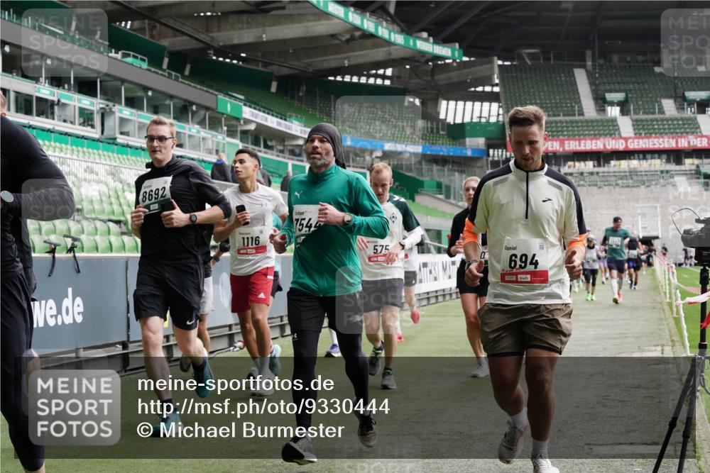 05.10.2025 - 20. swb-Marathon Bremen Michael Burmester http://msf.ph/oto/9330444 05.10.2025 13:00:30 Laufen im Stadion 47, 52, 72, 271, 283, 491, 498, 575, 627, 694, 860, 954, 978, 1017, 1116, 1182, 1423, 1471, 1525, 1548, 1606, 1806, 1968, 2007, 2504, 2518, 2609, 2668, 2745, 2806, 2822, 2915, 3040, 3104, 3160, 3169, 3177, 3230, 3237, 3293, 3549, 3605, 3783, 3979, 4034, 4035, 4046, 4181, 4202, 4216, 4220, 4502, 4592, 4661, 4788, 4824, 4879, 5183, 5272, 5329, 5610, 5627, 5663, 5836, 5841, 6027, 6057, 6126, 6208, 6389, 6440, 6523, 6536, 6636, 6674, 6704, 6762, 6881, 7295, 7307, 7537, 7598, 7679 meine-sportfotos.de
