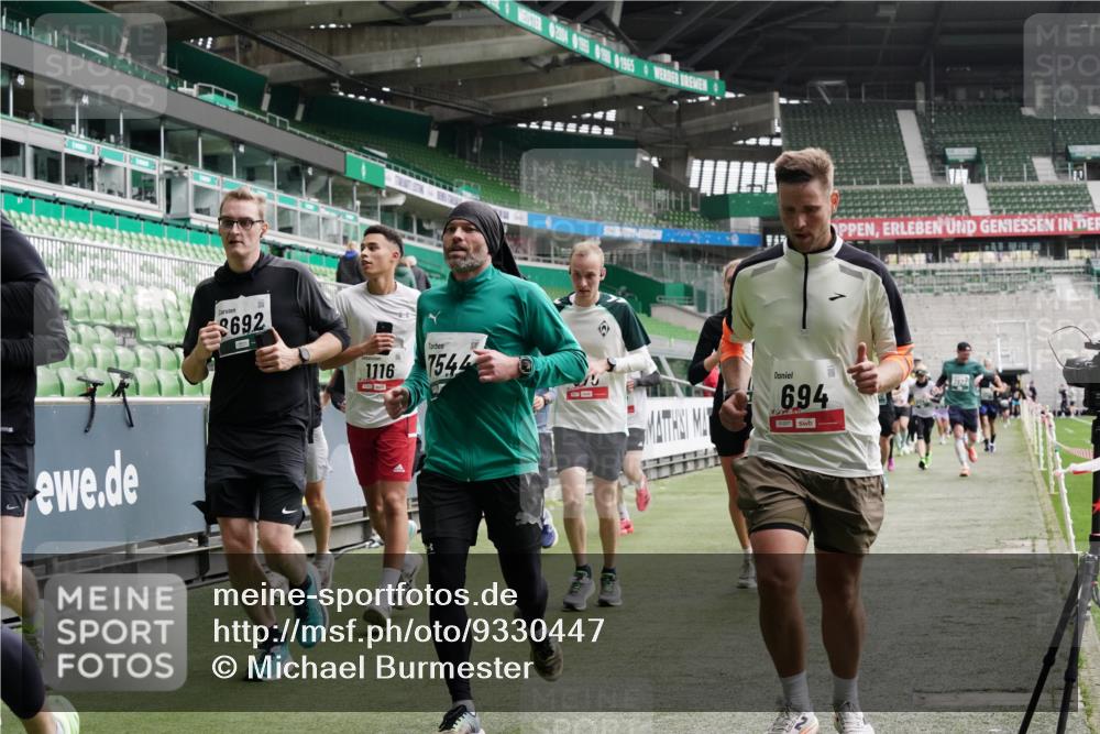 05.10.2025 - 20. swb-Marathon Bremen Michael Burmester http://msf.ph/oto/9330447 05.10.2025 13:00:30 Laufen im Stadion 47, 52, 72, 271, 283, 491, 498, 575, 627, 694, 860, 954, 978, 1017, 1116, 1182, 1423, 1471, 1525, 1548, 1606, 1806, 1968, 2007, 2504, 2518, 2609, 2668, 2745, 2806, 2822, 2915, 3040, 3104, 3160, 3169, 3177, 3230, 3237, 3293, 3549, 3605, 3783, 3979, 4034, 4035, 4046, 4181, 4202, 4216, 4220, 4502, 4592, 4661, 4788, 4824, 4879, 5183, 5272, 5329, 5610, 5627, 5663, 5836, 5841, 6027, 6057, 6126, 6208, 6389, 6440, 6523, 6536, 6636, 6674, 6704, 6762, 6881, 7295, 7307, 7537, 7598, 7679 meine-sportfotos.de