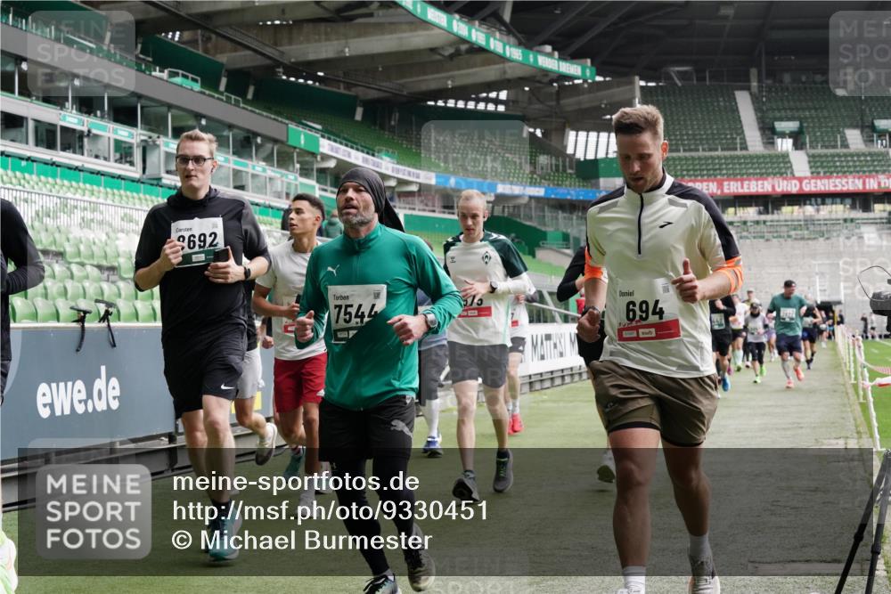 05.10.2025 - 20. swb-Marathon Bremen Michael Burmester http://msf.ph/oto/9330451 05.10.2025 13:00:30 Laufen im Stadion 47, 52, 72, 271, 283, 491, 498, 575, 627, 694, 860, 954, 978, 1017, 1116, 1182, 1423, 1471, 1525, 1548, 1606, 1806, 1968, 2007, 2504, 2518, 2609, 2668, 2745, 2806, 2822, 2915, 3040, 3104, 3160, 3169, 3177, 3230, 3237, 3293, 3549, 3605, 3783, 3979, 4034, 4035, 4046, 4181, 4202, 4216, 4220, 4502, 4592, 4661, 4788, 4824, 4879, 5183, 5272, 5329, 5610, 5627, 5663, 5836, 5841, 6027, 6057, 6126, 6208, 6389, 6440, 6523, 6536, 6636, 6674, 6704, 6762, 6881, 7295, 7307, 7537, 7598, 7679 meine-sportfotos.de