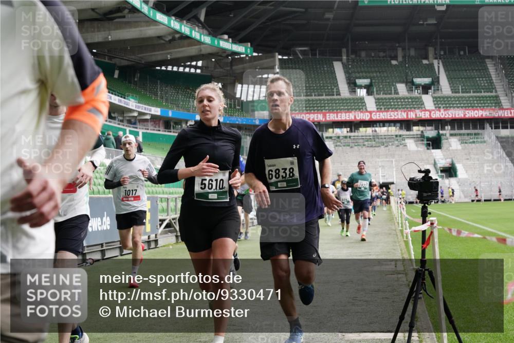 05.10.2025 - 20. swb-Marathon Bremen Michael Burmester http://msf.ph/oto/9330471 05.10.2025 13:00:32 Laufen im Stadion 47, 52, 72, 271, 283, 491, 498, 575, 627, 694, 860, 954, 1017, 1116, 1182, 1423, 1471, 1525, 1606, 1806, 1968, 2007, 2446, 2504, 2518, 2609, 2668, 2745, 2806, 2822, 2915, 3040, 3104, 3160, 3169, 3177, 3230, 3237, 3293, 3549, 3605, 3783, 3979, 4034, 4035, 4046, 4181, 4202, 4216, 4220, 4502, 4592, 4661, 4788, 4824, 4879, 5183, 5272, 5329, 5610, 5627, 5663, 5836, 5841, 6027, 6057, 6126, 6208, 6389, 6440, 6523, 6536, 6636, 6674, 6704, 6762, 6881, 7307, 7537, 7598, 7679 meine-sportfotos.de