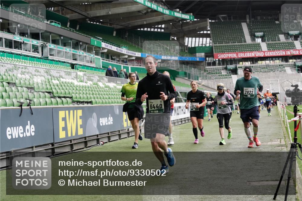05.10.2025 - 20. swb-Marathon Bremen Michael Burmester http://msf.ph/oto/9330502 05.10.2025 13:00:35 Laufen im Stadion 47, 52, 72, 271, 283, 491, 498, 575, 627, 694, 860, 1017, 1116, 1182, 1423, 1471, 1606, 1806, 1968, 2007, 2446, 2504, 2518, 2609, 2668, 2745, 2806, 2822, 2915, 3040, 3104, 3160, 3169, 3177, 3230, 3237, 3293, 3549, 3604, 3605, 3979, 4034, 4035, 4046, 4181, 4202, 4216, 4502, 4592, 4661, 4788, 4824, 4879, 5011, 5183, 5272, 5329, 5610, 5627, 5663, 5836, 5841, 6027, 6057, 6126, 6208, 6389, 6440, 6523, 6536, 6636, 6674, 6704, 6762, 6881, 7307, 7537, 7598 meine-sportfotos.de