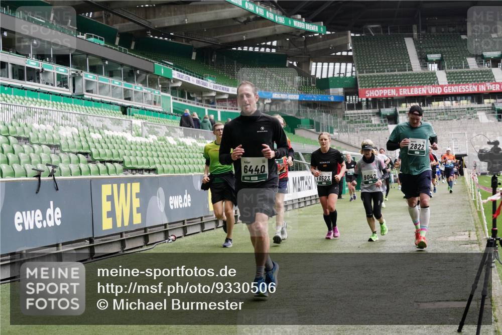 05.10.2025 - 20. swb-Marathon Bremen Michael Burmester http://msf.ph/oto/9330506 05.10.2025 13:00:35 Laufen im Stadion 47, 52, 72, 271, 283, 491, 498, 575, 627, 694, 860, 1017, 1116, 1182, 1423, 1471, 1606, 1806, 1968, 2007, 2446, 2504, 2518, 2609, 2668, 2745, 2806, 2822, 2915, 3040, 3104, 3160, 3169, 3177, 3230, 3237, 3293, 3549, 3604, 3605, 3979, 4034, 4035, 4046, 4181, 4202, 4216, 4502, 4592, 4661, 4788, 4824, 4879, 5011, 5183, 5272, 5329, 5610, 5627, 5663, 5836, 5841, 6027, 6057, 6126, 6208, 6389, 6440, 6523, 6536, 6636, 6674, 6704, 6762, 6881, 7307, 7537, 7598 meine-sportfotos.de