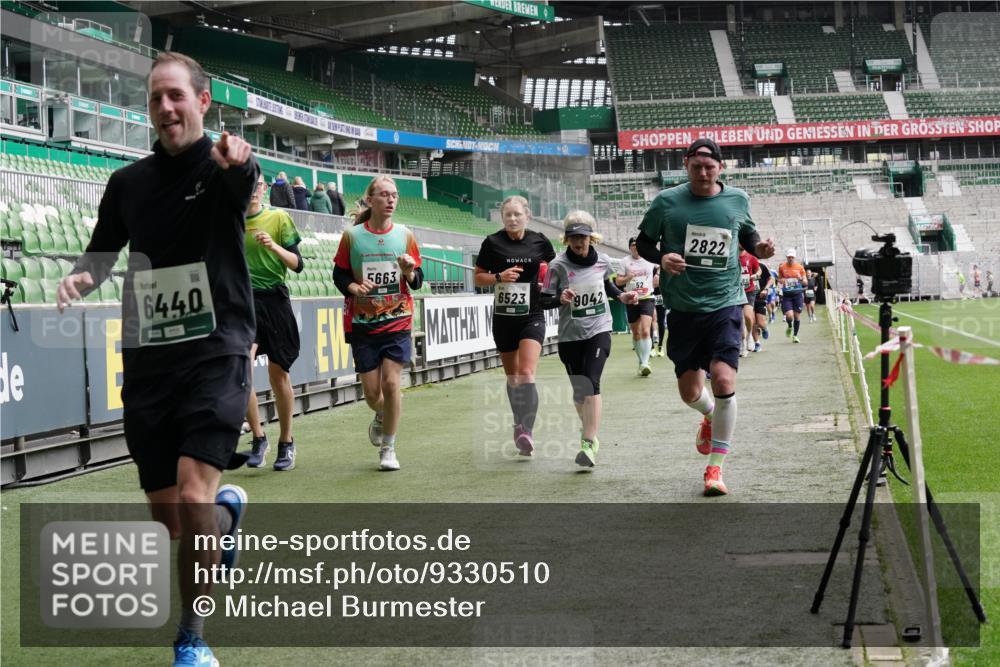 05.10.2025 - 20. swb-Marathon Bremen Michael Burmester http://msf.ph/oto/9330510 05.10.2025 13:00:36 Laufen im Stadion 47, 52, 72, 271, 283, 491, 498, 575, 627, 694, 860, 1017, 1116, 1182, 1423, 1471, 1606, 1806, 1968, 2007, 2446, 2504, 2518, 2609, 2668, 2745, 2806, 2822, 2915, 3040, 3104, 3160, 3169, 3177, 3230, 3237, 3293, 3360, 3549, 3604, 3605, 3979, 4034, 4035, 4046, 4181, 4202, 4216, 4502, 4592, 4661, 4788, 4824, 4879, 5011, 5183, 5272, 5329, 5610, 5627, 5663, 5836, 5841, 6027, 6057, 6126, 6208, 6389, 6440, 6523, 6536, 6636, 6674, 6704, 6762, 6881, 7307, 7537, 7598 meine-sportfotos.de