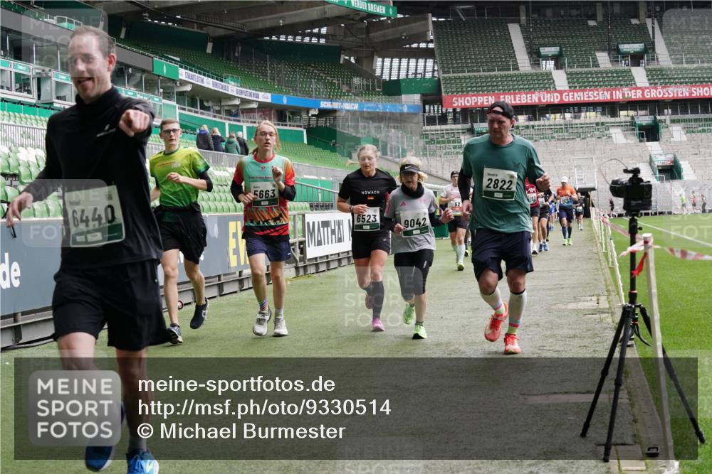 05.10.2025 - 20. swb-Marathon Bremen Michael Burmester http://msf.ph/oto/9330514 05.10.2025 13:00:36 Laufen im Stadion 47, 52, 72, 271, 283, 491, 498, 575, 627, 694, 860, 1017, 1116, 1182, 1423, 1471, 1606, 1806, 1968, 2007, 2446, 2504, 2518, 2609, 2668, 2745, 2806, 2822, 2915, 3040, 3104, 3160, 3169, 3177, 3230, 3237, 3293, 3360, 3549, 3604, 3605, 3979, 4034, 4035, 4046, 4181, 4202, 4216, 4502, 4592, 4661, 4788, 4824, 4879, 5011, 5183, 5272, 5329, 5610, 5627, 5663, 5836, 5841, 6027, 6057, 6126, 6208, 6389, 6440, 6523, 6536, 6636, 6674, 6704, 6762, 6881, 7307, 7537, 7598 meine-sportfotos.de