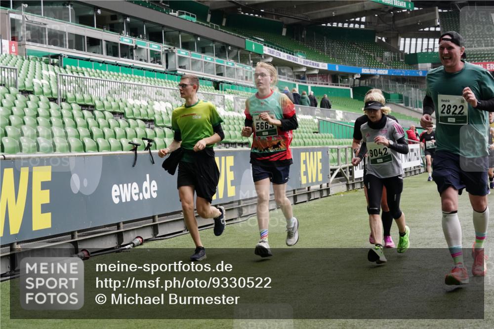 05.10.2025 - 20. swb-Marathon Bremen Michael Burmester http://msf.ph/oto/9330522 05.10.2025 13:00:37 Laufen im Stadion 47, 52, 72, 271, 283, 491, 498, 575, 627, 694, 860, 1017, 1116, 1182, 1423, 1471, 1606, 1806, 1968, 2007, 2446, 2504, 2518, 2668, 2706, 2745, 2806, 2822, 2915, 3040, 3104, 3160, 3177, 3230, 3237, 3293, 3360, 3549, 3604, 3605, 3979, 4034, 4035, 4046, 4181, 4202, 4216, 4502, 4592, 4661, 4788, 4824, 4879, 5011, 5183, 5272, 5329, 5610, 5627, 5663, 5836, 5841, 6027, 6057, 6126, 6208, 6389, 6440, 6523, 6636, 6674, 6704, 6762, 6881, 7537, 7598 meine-sportfotos.de