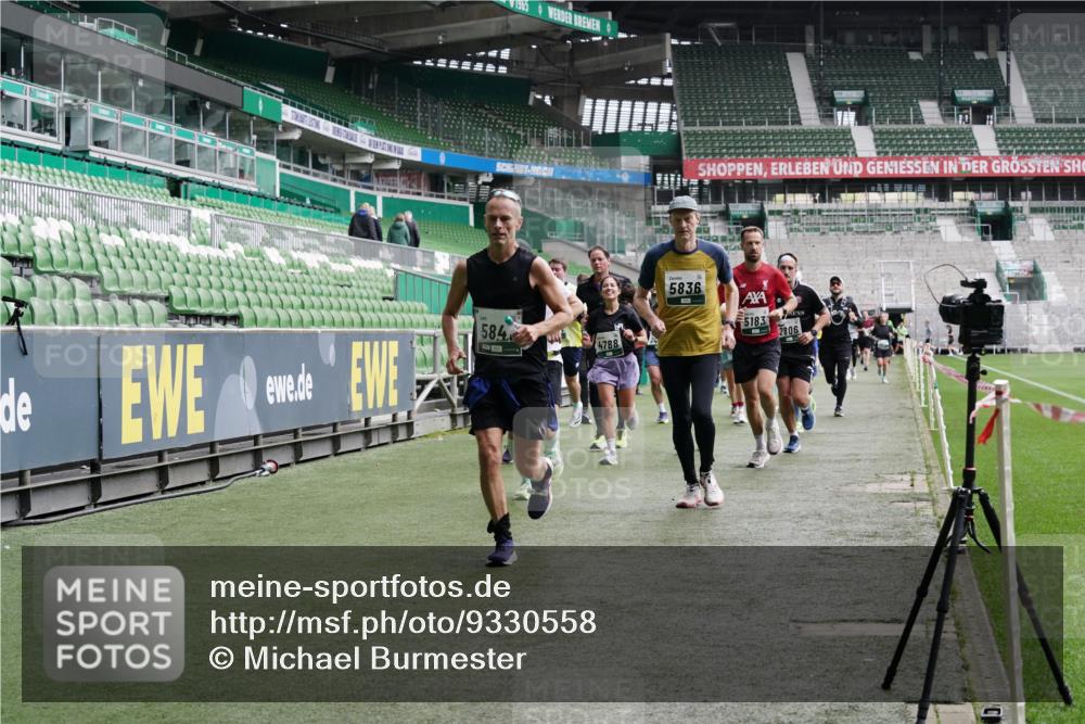 05.10.2025 - 20. swb-Marathon Bremen Michael Burmester http://msf.ph/oto/9330558 05.10.2025 13:00:41 Laufen im Stadion 47, 52, 72, 271, 283, 491, 498, 575, 627, 694, 1017, 1116, 1182, 1423, 1471, 1606, 1806, 1968, 1973, 1998, 2007, 2196, 2369, 2446, 2504, 2518, 2661, 2668, 2706, 2745, 2806, 2822, 2915, 3040, 3160, 3177, 3237, 3293, 3360, 3549, 3604, 3605, 3979, 4034, 4035, 4046, 4202, 4216, 4263, 4502, 4592, 4661, 4788, 4824, 4879, 5011, 5183, 5272, 5329, 5610, 5627, 5663, 5836, 5841, 6027, 6057, 6126, 6208, 6389, 6440, 6523, 6636, 6704, 6762, 6881, 7537, 7598 meine-sportfotos.de