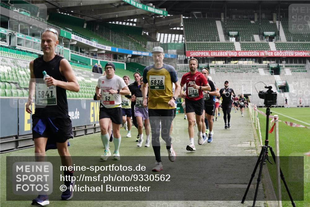 05.10.2025 - 20. swb-Marathon Bremen Michael Burmester http://msf.ph/oto/9330562 05.10.2025 13:00:42 Laufen im Stadion 47, 52, 72, 271, 283, 491, 498, 575, 627, 694, 1017, 1116, 1182, 1423, 1471, 1606, 1806, 1968, 1973, 1998, 2007, 2196, 2369, 2446, 2504, 2518, 2661, 2668, 2706, 2745, 2806, 2822, 2915, 3040, 3160, 3177, 3237, 3293, 3360, 3549, 3604, 3605, 3979, 4034, 4035, 4046, 4202, 4216, 4263, 4502, 4592, 4661, 4788, 4824, 4879, 5011, 5183, 5272, 5329, 5610, 5627, 5663, 5836, 5841, 6027, 6057, 6126, 6208, 6389, 6440, 6523, 6636, 6704, 6762, 6881, 7537, 7598 meine-sportfotos.de