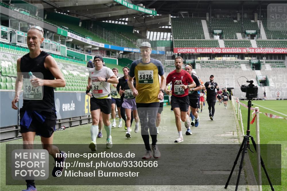 05.10.2025 - 20. swb-Marathon Bremen Michael Burmester http://msf.ph/oto/9330566 05.10.2025 13:00:42 Laufen im Stadion 47, 52, 72, 271, 283, 491, 498, 575, 627, 694, 1017, 1116, 1182, 1423, 1471, 1606, 1806, 1968, 1973, 1998, 2007, 2196, 2369, 2446, 2504, 2518, 2661, 2668, 2706, 2745, 2806, 2822, 2915, 3040, 3160, 3177, 3237, 3293, 3360, 3549, 3604, 3605, 3979, 4034, 4035, 4046, 4202, 4216, 4263, 4502, 4592, 4661, 4788, 4824, 4879, 5011, 5183, 5272, 5329, 5610, 5627, 5663, 5836, 5841, 6027, 6057, 6126, 6208, 6389, 6440, 6523, 6636, 6704, 6762, 6881, 7537, 7598 meine-sportfotos.de