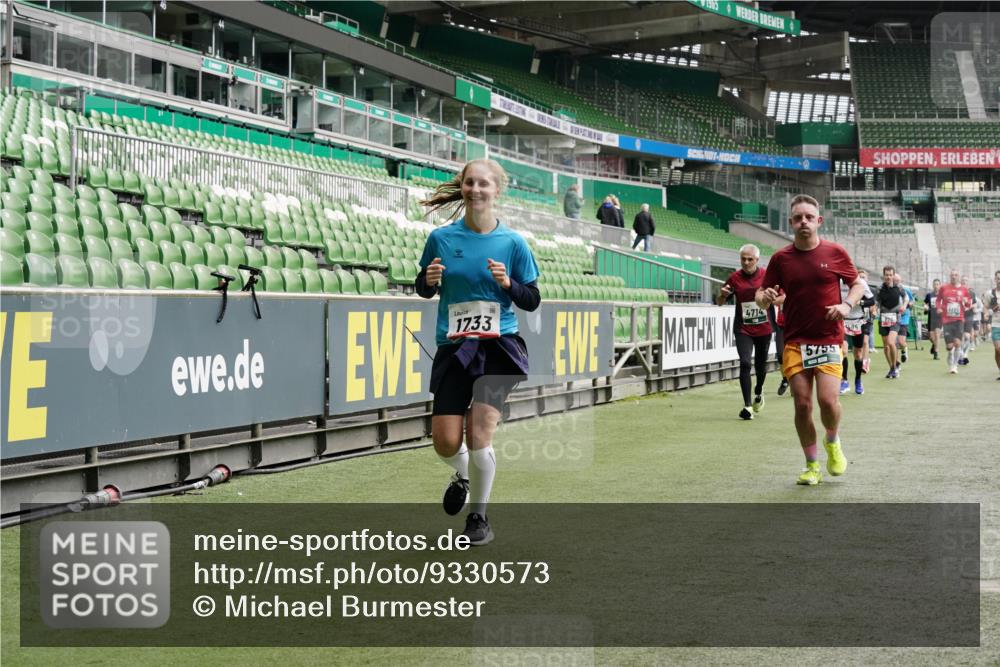 05.10.2025 - 20. swb-Marathon Bremen Michael Burmester http://msf.ph/oto/9330573 05.10.2025 13:02:41 Laufen im Stadion 97, 293, 518, 616, 721, 729, 828, 843, 921, 1121, 1256, 1405, 1704, 1733, 1744, 1856, 1899, 1924, 1944, 2143, 2272, 2306, 2357, 2393, 2772, 2774, 2912, 3217, 3424, 3525, 3526, 3861, 3917, 3926, 3930, 4026, 4129, 4321, 4322, 4444, 4464, 4477, 4481, 4564, 4688, 4714, 4817, 4847, 4885, 4985, 5652, 5755, 5884, 5893, 6325, 6328, 6382, 6666, 7217, 7407, 7433, 7659, 8375, 8526, 8957, 428, 493, 772, 1030, 1256, 1348, 1361, 1452, 1759, 2245, 2555, 2796, 2910 meine-sportfotos.de